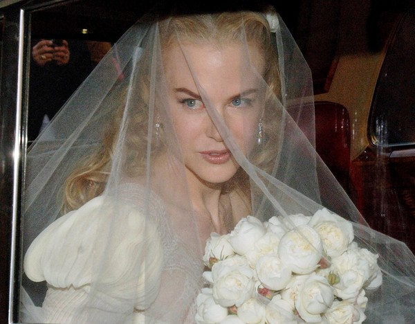 Николь Кидман в шелковом кружевном свадебном платье цвета слоновой кости